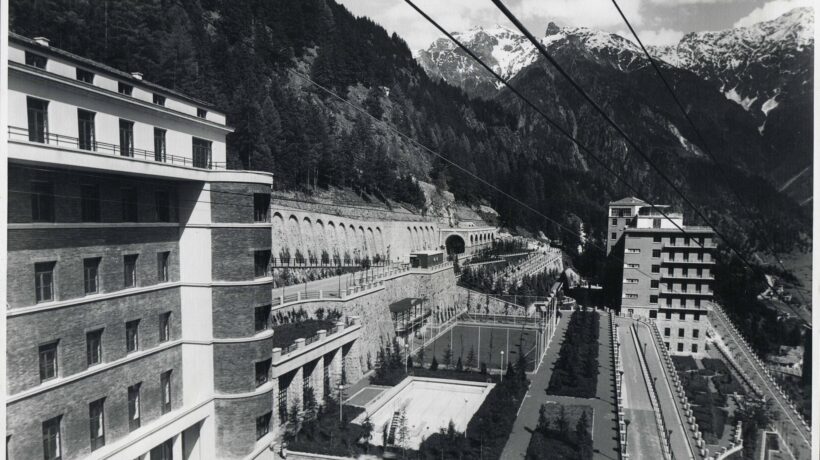 A sinistra, il padiglione dell'amministrazione (Fondo Castiglioni/Giani - Archivio Ospedale di Sondalo)