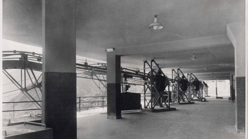 La stazione d'arrivo delle linee teleferiche presso il padiglione servizi (Fondo Castiglioni/Giani - Archivio Ospedale di Sondalo)