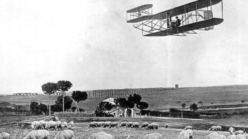 Wilbur Wright sorvola i pascoli di Centocelle. Aprile 1909 (Getty Images)
