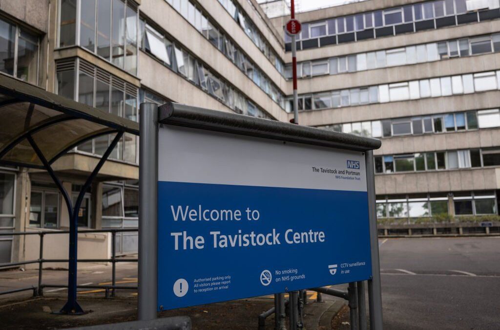 Cliniche per baby trans, Londra tira il freno