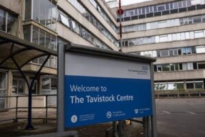 Cliniche per baby trans, Londra tira il freno