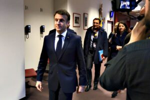 L’ultima di Macron contro il dolore: il «soccorso al contrario» che uccide