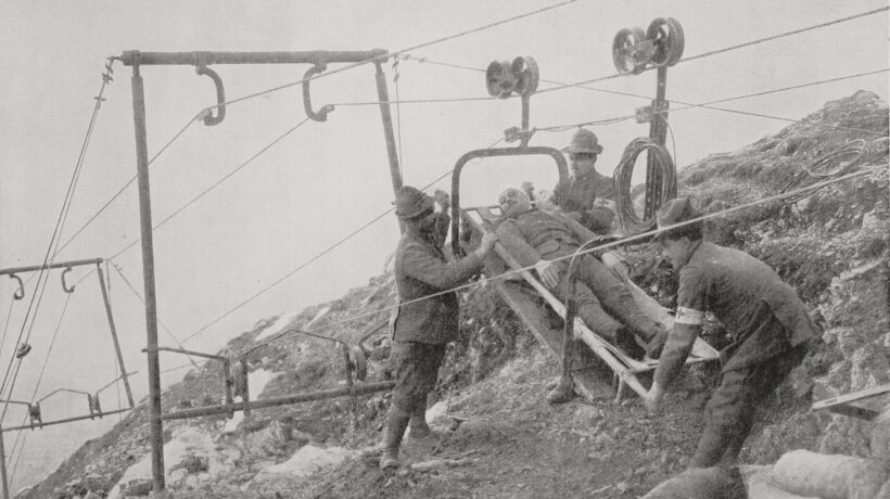 Un ferito viene trasportato a valle per mezzo di teleferica (Getty Images)