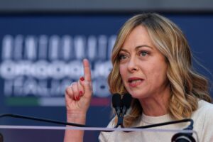 Meloni da Atreju: «Non lasceremo l’Ue a chi la trasforma in Unione sovietica»