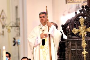 L’arcivescovo che in chiesa leggeva omelie anti Salvini «Fu il primo ad appoggiarci»