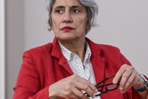 Valditara si pente, Concia fuori dalle aule