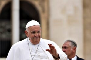 Con la benedizione alle coppie gay il Papa alimenta i venti di scisma