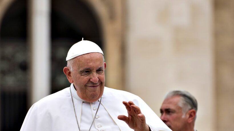 Con la benedizione alle coppie gay il Papa alimenta i venti di scisma
