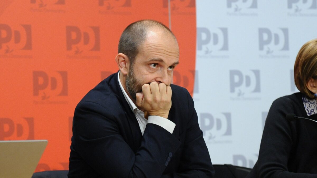 Il Pd ammette: dava notizie riservate della Guardia costiera a Casarini & C.