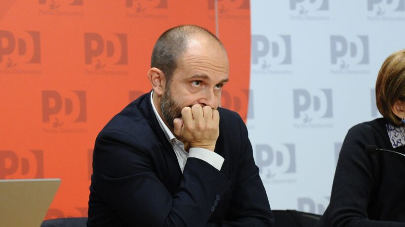 Il Pd ammette: dava notizie riservate della Guardia costiera a Casarini & C.