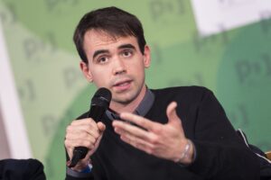 La difesa di don Ferrari sui soldi e le trame vaticane: in chat stavano scherzando