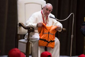 Il prete della banda: il Papa finanzia la nave per cui è a processo Salvini