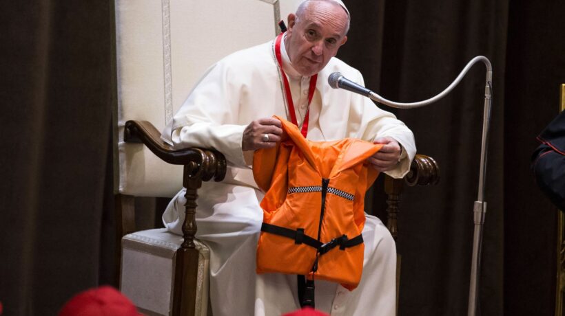 Il prete della banda: il Papa finanzia la nave per cui è a processo Salvini