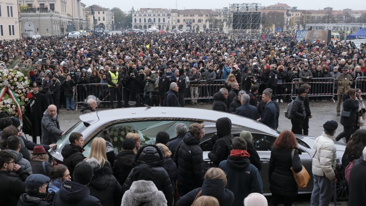 In 10.000 danno l’ultimo saluto a Giulia