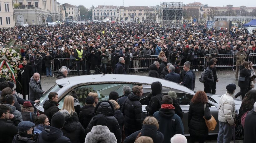 In 10.000 danno l’ultimo saluto a Giulia