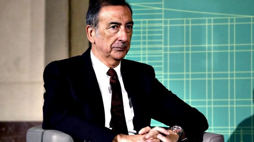 Beppe Sala si accoda ai partigiani e trasforma la Scala in un teatrino