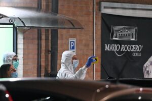 Ai banditi 480.000 euro, alle vittime 7.000