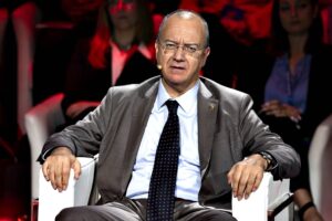 Valditara tace, la destra si infuria: «Sudditanza culturale alla sinistra»