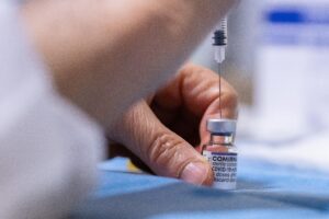 Il vaccino funzionicchia ma ce ne danno di più