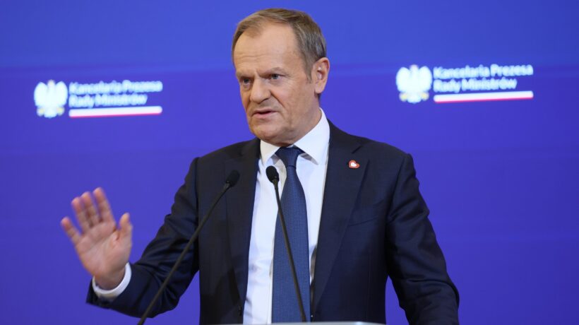 Tusk occupa la tv di Stato e la stampa fa la ola