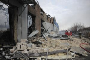 Pioggia di missili di Putin sull’Ucraina. Varsavia denuncia: «Violati i nostri cieli»
