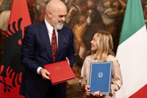Migranti, la Corte di Tirana stoppa l’accordo