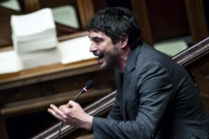 La sinistra scrive la sua manovra: patrimoniale e spinello di Stato