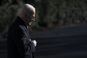 I messicani premono ai confini Usa. Biden: «Regolarizzare i clandestini»