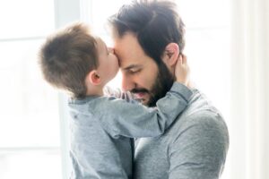 Salviamo i padri da chi vuole «rieducarli»