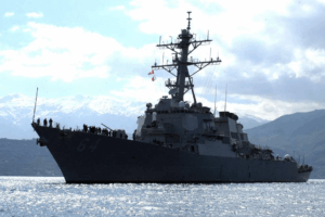 Nave da guerra Usa attaccata nel Mar Rosso