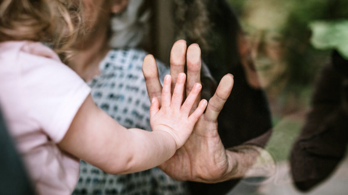 Natale da virostar: «Isolate i nonni e non abbracciateli»