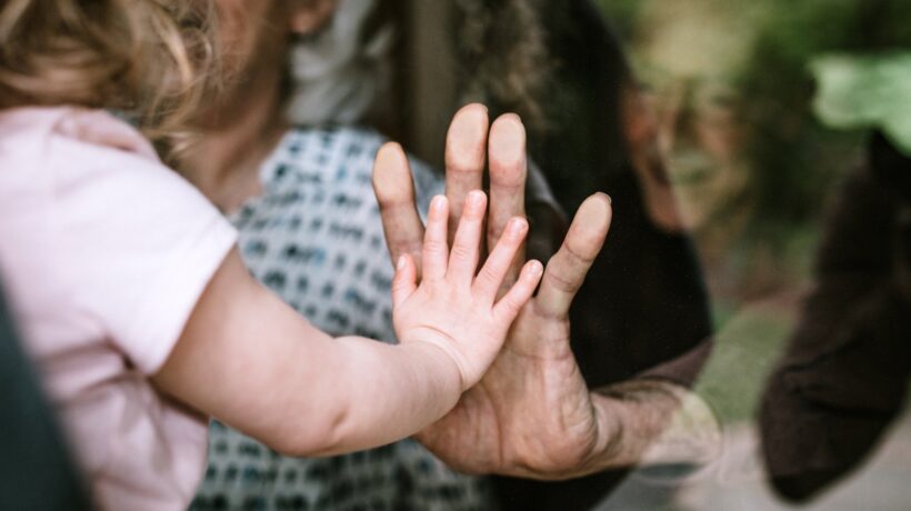 Natale da virostar: «Isolate i nonni e non abbracciateli»