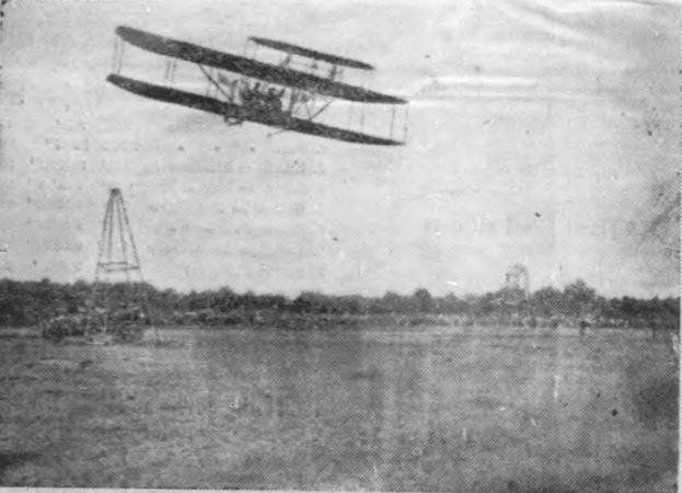Centocelle, Wilbur Wright in volo con passeggero. A sinistra il pilone di lancio (Library of Congress)