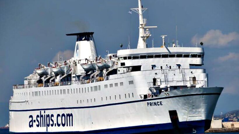 La nave della Meloni ferma in Albania