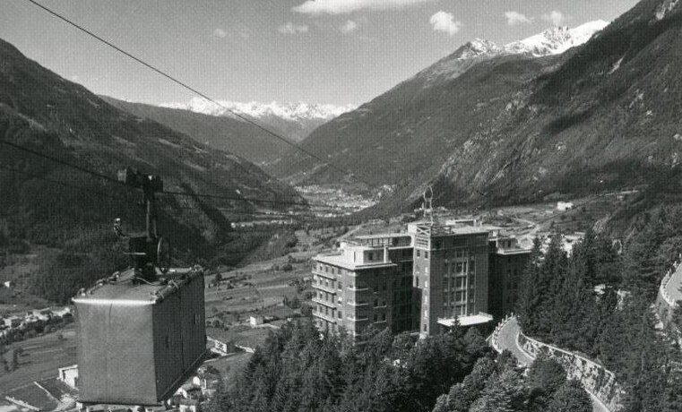 Una vettura della teleferica durante il viaggio tra un padiglione e il centro servizi (Fondo Castiglioni/Giani - Archivio Ospedale di Sondalo)