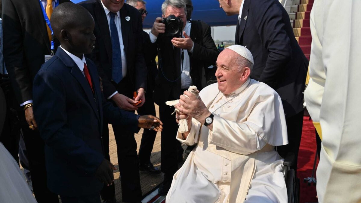 Il Papa umilia gli africani: «Ho dato la dispensa perché per loro i gay sono brutti»
