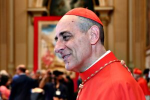 Il libro porno del cardinale che benedice le coppie gay