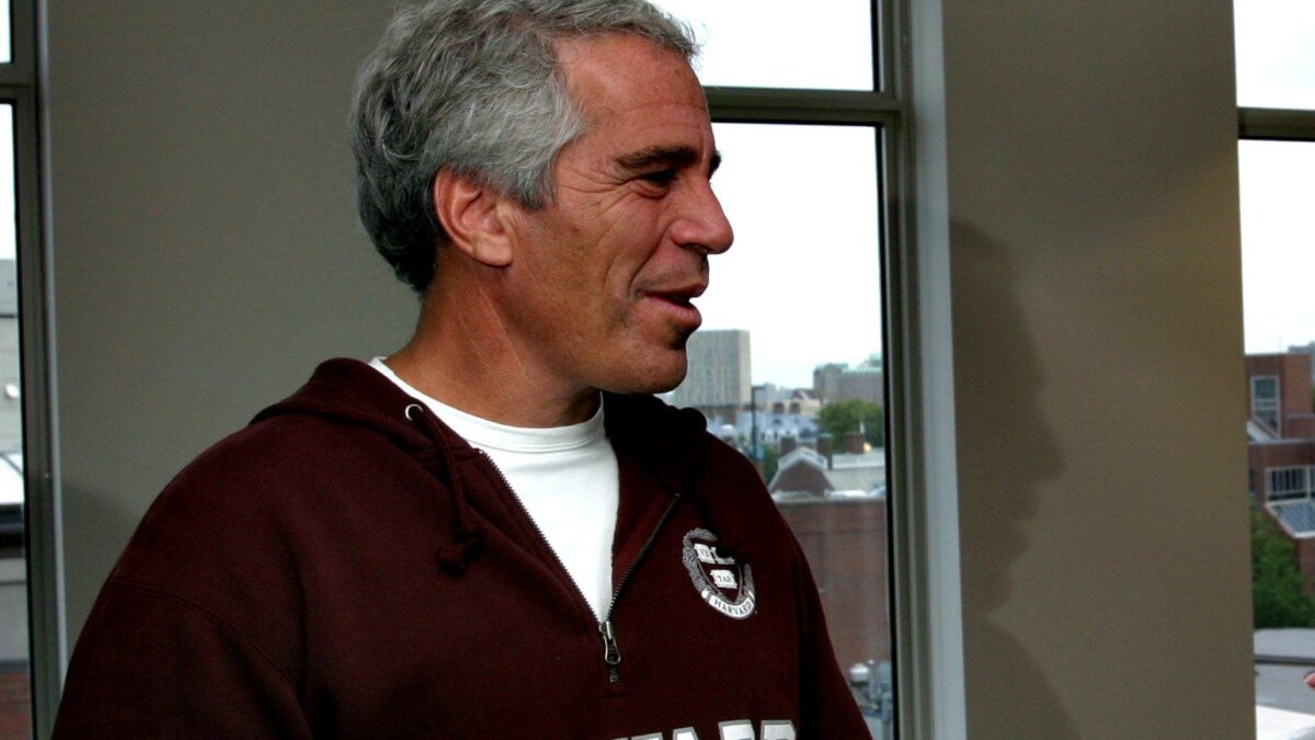 Le prede dell’orco Epstein reclutate in classe