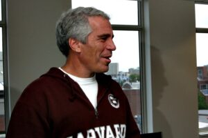 Le prede dell’orco Epstein reclutate in classe