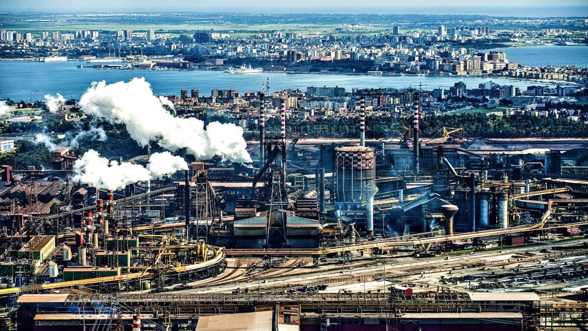 Gli indiani fanno saltare l’acciaio italiano: l’ex Ilva in gestione straordinaria