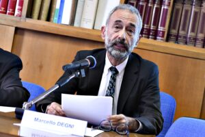 La Schlein continua a ignorare Degni. E lui si butta sugli Iron Maiden