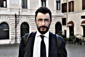 Ritirate sei armi al deputato «pistolero»