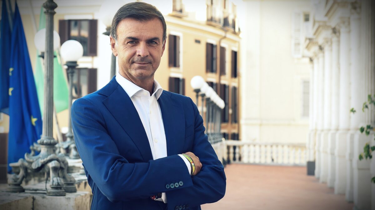 «Ue nemica dei contadini. Patto con gli altri Paesi: no alla carne coltivata»