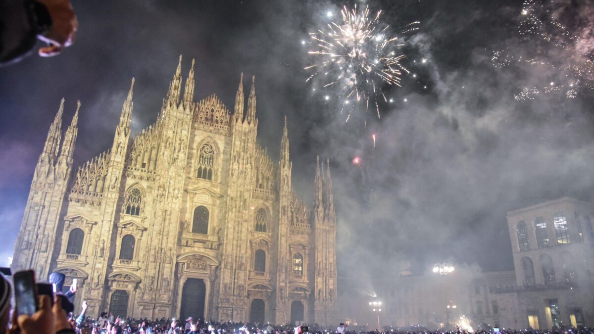 A Milano gli immigrati celebrano la notte di Capodanno lanciando sassi alle forze dell’ordine
