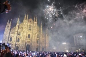 A Milano gli immigrati celebrano la notte di Capodanno lanciando sassi alle forze dell’ordine