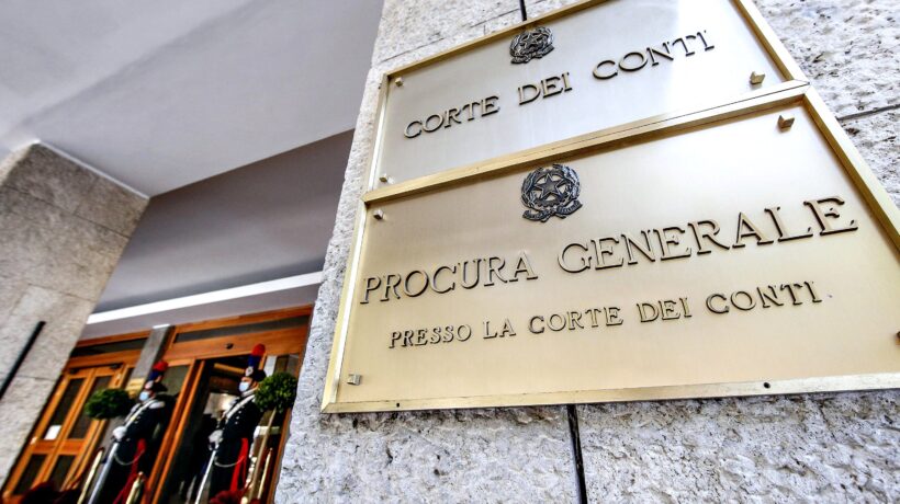 La Corte dei conti intanto si assicura trattamenti economici privilegiati