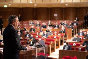 Oggi urlano alla «legge bavaglio» ma ieri lustravano le scarpe a Draghi