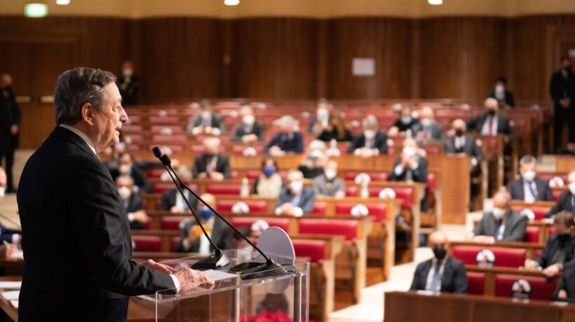 Oggi urlano alla «legge bavaglio» ma ieri lustravano le scarpe a Draghi