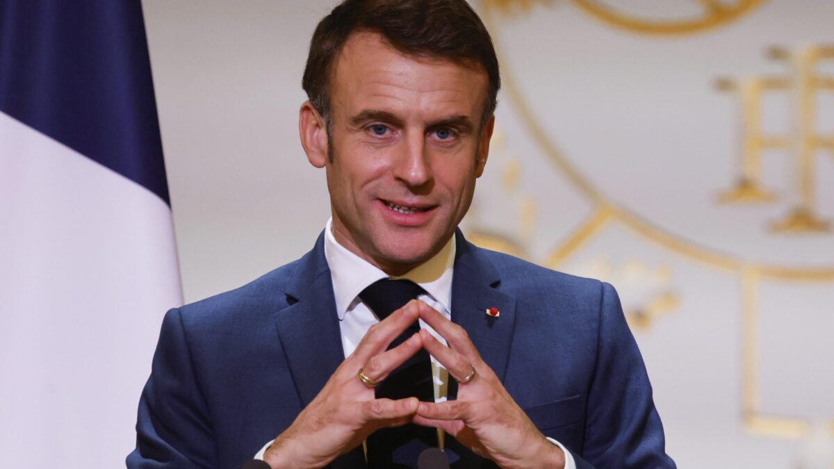 Macron in picchiata è pronto a decapitare il premier francese