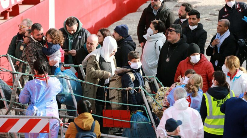 Ora che tocca ai Comuni mantenerli i «rossi» frignano sui baby migranti